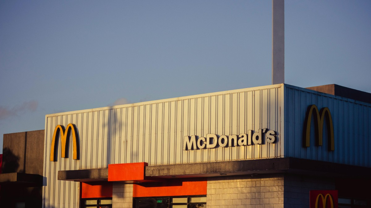 The viral scene of Donald Trump cooking french fries at a McDonald's - He went to work at the drive-thru of a restaurante de Pennsylvania