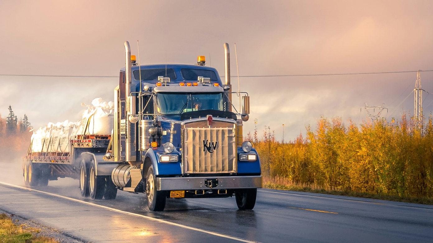 How much does a truck driver earn on average in the United States in 2025 and what is the salary with allowances?