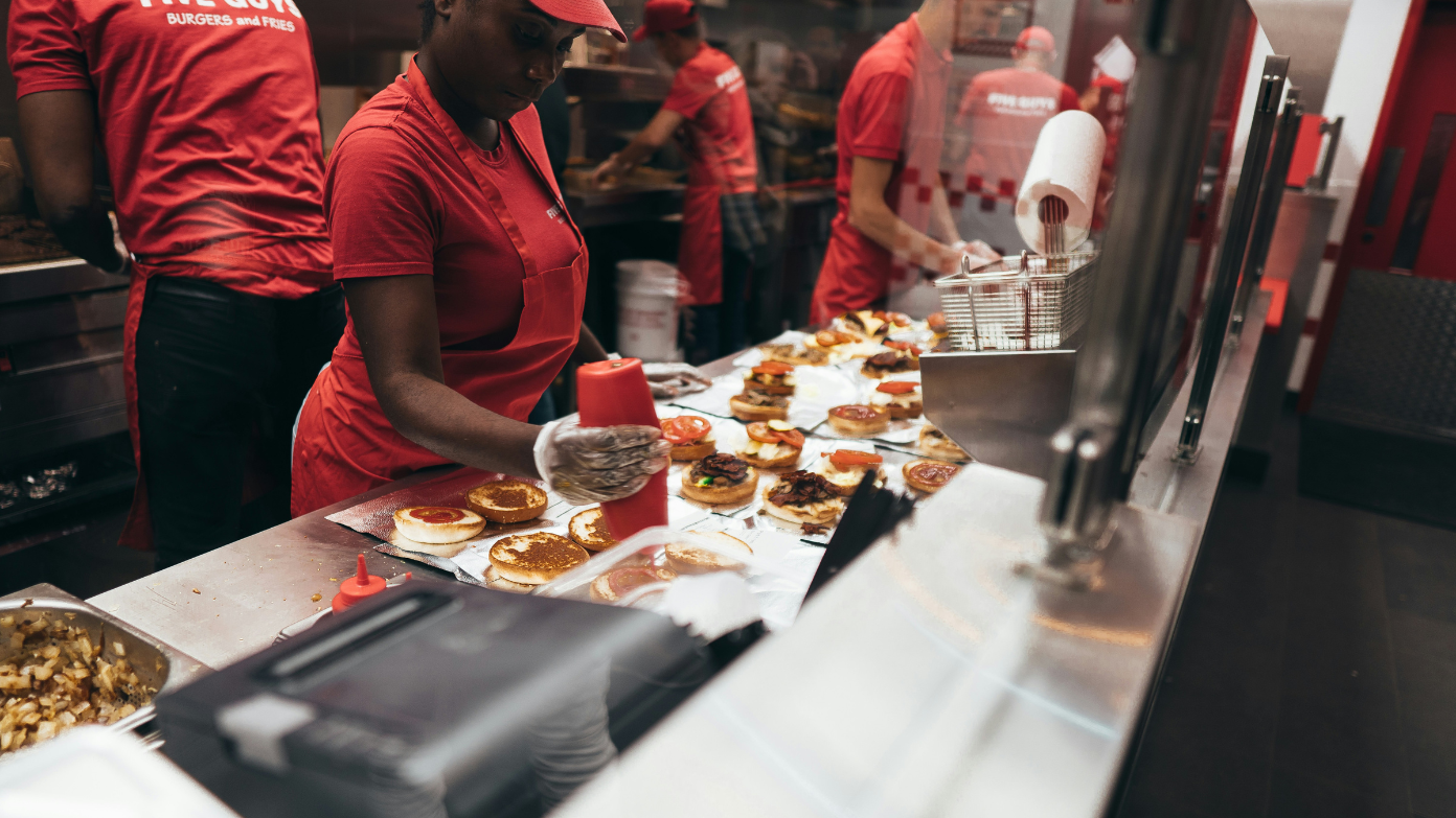 How much does a fast food worker earn on average in the United States in 2025 and what is the salary with allowances?